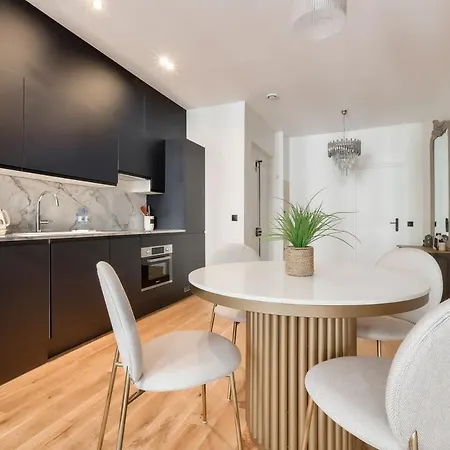 Apartament Beautiful 2br In Center Of