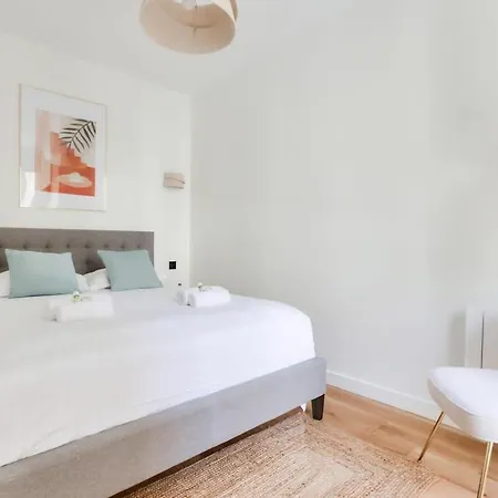 Beautiful 2br In Center Of Paryż