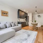 Beautiful 2br In Center Of דירה *
