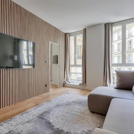 Beautiful 2br In Center Of דירה *